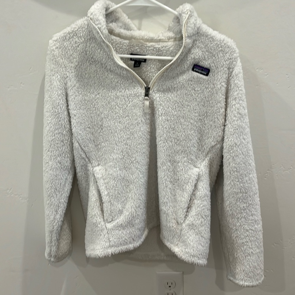 kids patagonia fleece in white ☃️❄️